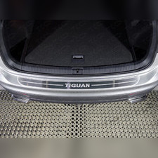Накладка на задний бампер (лист шлифованный надписьTiguan) Volkswagen Tiguan 2016-2020