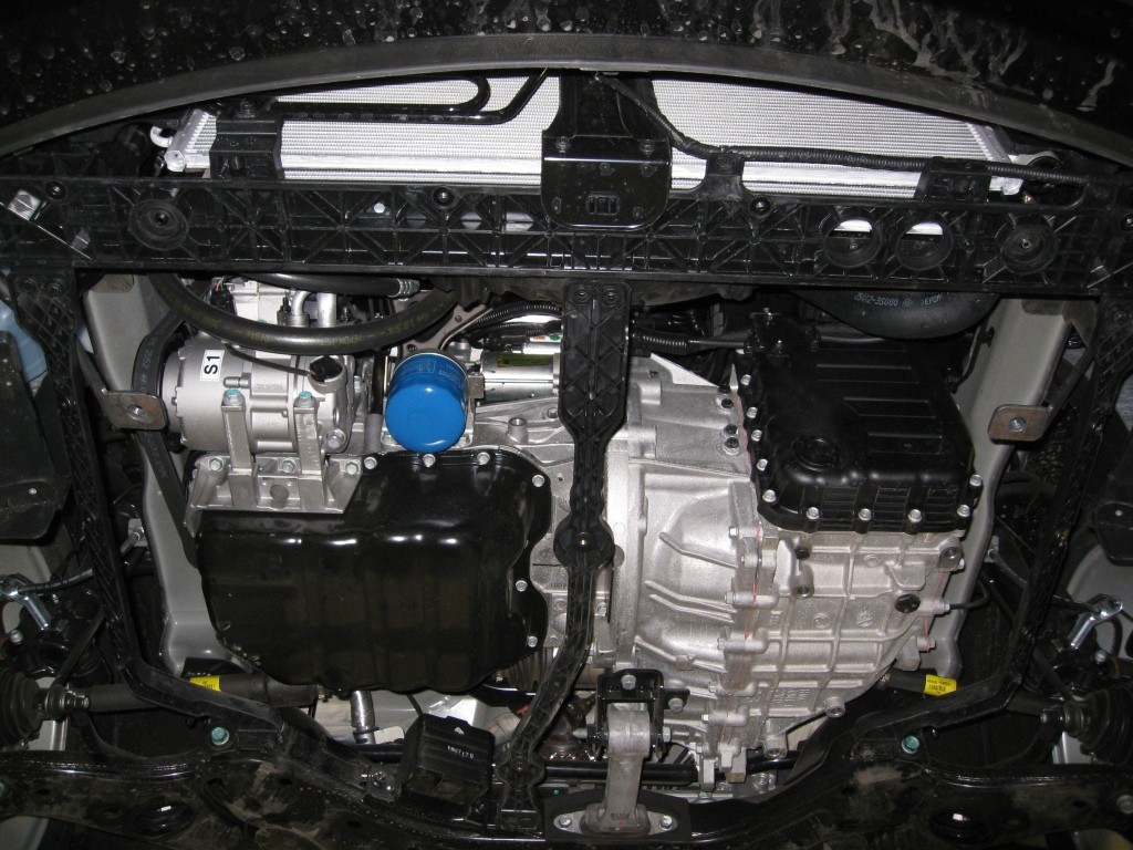 Солярис снизу. Защита двигателя Hyundai Sonata YF. Защита двигателя Хундай Соната 2010 г.. Киа Оптима 2014 защита картера двигателя. Защита картера кия Оптима 2012.