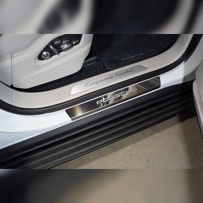 Накладки на пороги (лист зеркальный надпись Porsche) Porsche Cayenne Turbo 2017-нв