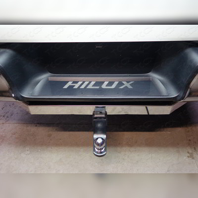 Накладка на задний бампер (лист зеркальный надпись HILUX) Toyota Hilux 2015-нв