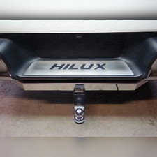 Накладка на задний бампер (лист шлифованный надпись HILUX) Toyota Hilux 2015-нв