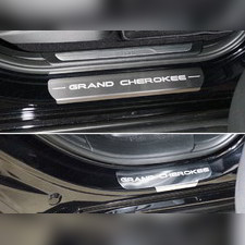 Накладки на пороги (лист шлифованный надпись Grand Cherokee) Jeep Grand Cherokee 2013-нв