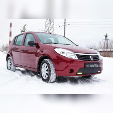 Зимняя заглушка решетки переднего бампера (с ДХО) Renault Sandero 2009-2013
