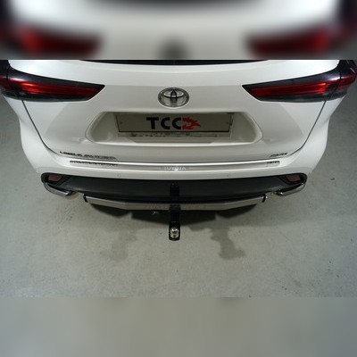 Накладка на задний бампер (лист зеркальный надпись Toyota) Toyota Highlander 2019-нв