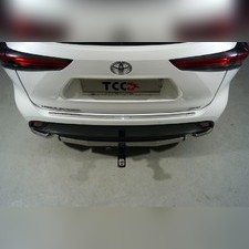 Накладка на задний бампер (лист зеркальный надпись Toyota) Toyota Highlander 2019-нв