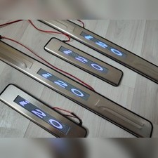 Накладки на дверные пороги с логотипом и LED подсветкой Hyundai i20 2008-2020