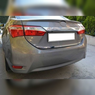 Накладка на нижнюю кромку крышки багажника Toyota Corolla 2013-2019 (нержавейка)