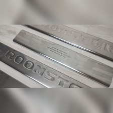 Накладки на пороги с логотипом модели Skoda Roomster 2007-2015 (нержавеющая сталь)