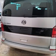 Накладка на крышку багажника Volkswagen T6 Transporter 2015-2020 (чёрный глянец)