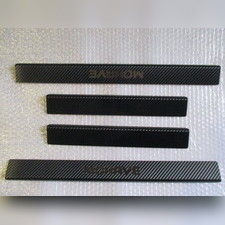 Накладки на внутренние пороги с логотипом модели, серия "Premium Carbon"