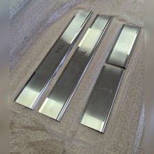 Накладки на пороги с названием модели автомобиля, серия "Premium" (нержавеющая сталь)