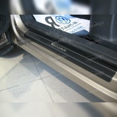 Накладки на внутренние пороги с логотипом модели, серия "Premium Carbon"