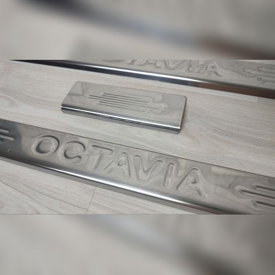 Накладки на пороги с логотипом модели Skoda Octavia II A5 2004-2013 (нержавеющая сталь)