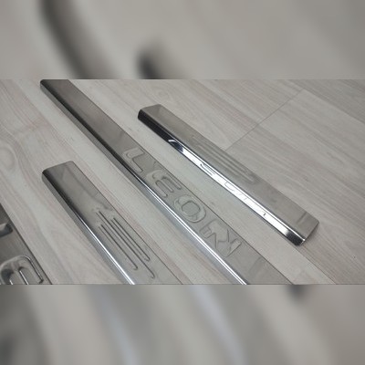 Накладки на пороги с логотипом модели Seat Leon 2000 - 2009 (нержавеющая сталь)