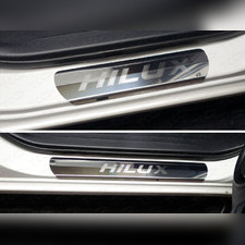 Накладки на пороги (лист зеркальный надпись Hilux) Toyota Hilux 2015-2020